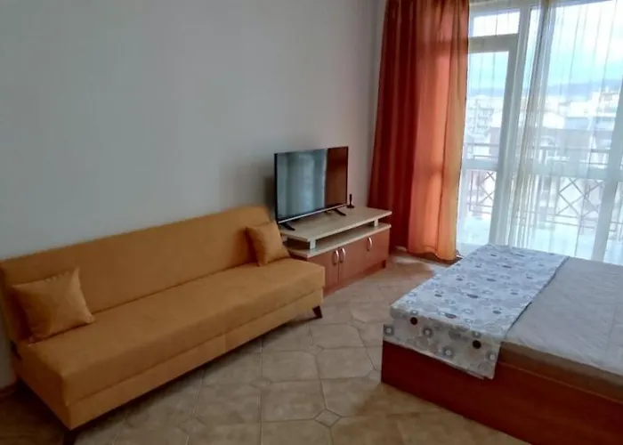 Plaza - - Sunny Apartment *